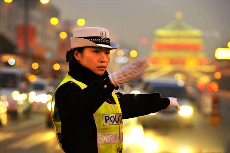 夜間指揮的美女交警執(zhí)勤服